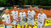 Das Feuer lodert: Bernd Kößler, Dominik Wirlend, Benedikt Emesz, Gabriel Schmidt und Lukas ...