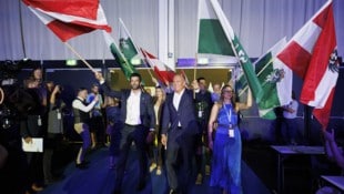 Kunasek und Landbauer beim Einzug in die Halle.