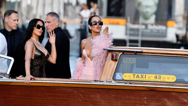 Heiße Kurven und tiefe Dekolletés: An den Kardashians kam bei der Bezos-Hochzeit niemand vorbei.