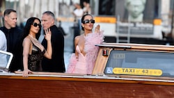 Heiße Kurven und tiefe Dekolletés: An den Kardashians kam bei der Bezos-Hochzeit niemand vorbei.