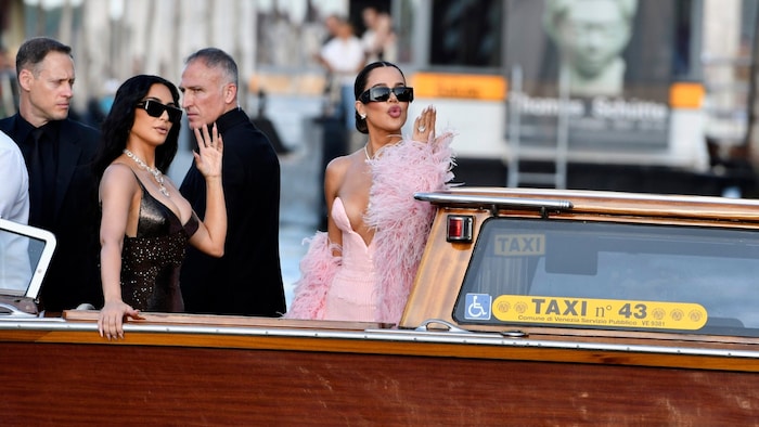 Kim und Khloé Kardashian am Weg zur Bezos-Hochzeit