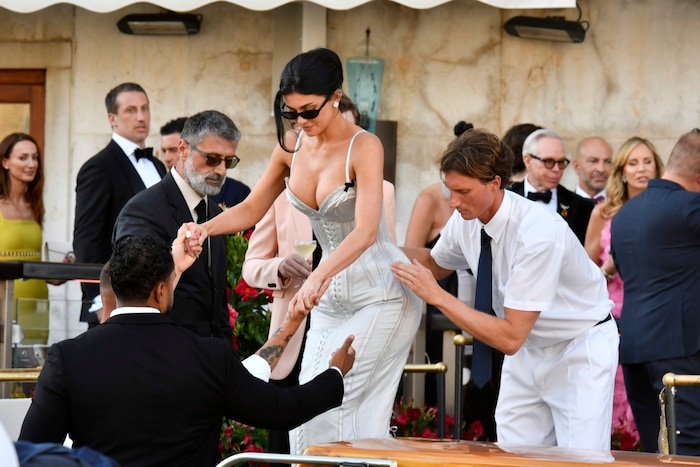 Kylie Jenner beim Besteigen des Wassertaxis