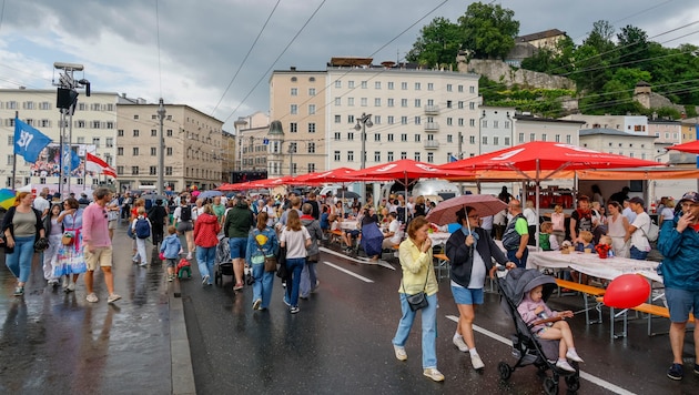 Die Staatsbrücke verwandelte sich in eine meterlange Tafel. Foodtrucks sorgten für das leibliche ...