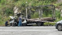 Der Klein-Lkw brannte komplett aus. Ermittler bei der Spurensicherung.