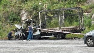 Der Klein-Lkw brannte komplett aus. Ermittler bei der Spurensicherung.