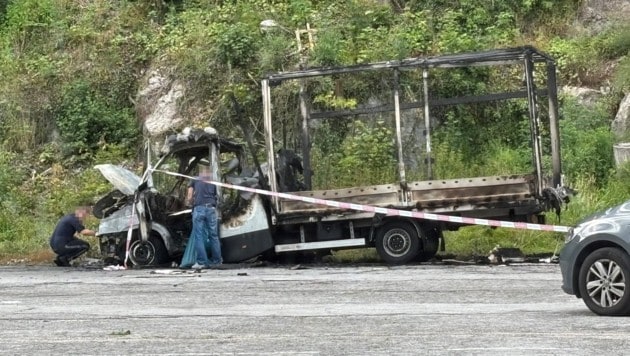 Der Klein-Lkw brannte komplett aus. Ermittler bei der Spurensicherung.