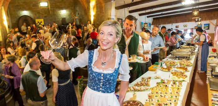Das Weinfest lockt Besucher aus Nah und Fern in die Region.