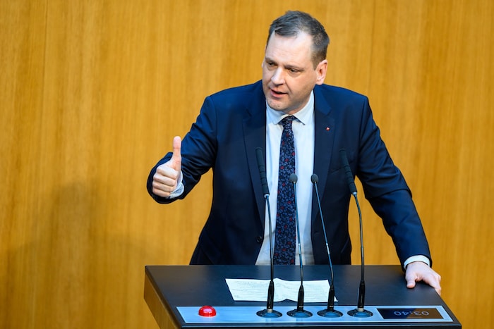 SPÖ-Klubobmann Philip Kucher springt Marterbauer zur Seite.