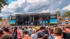 Die Hauptbühne wird abwechselnd von links und rechts bespielt.