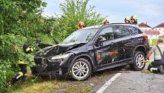 Nach dem Unfall zog die Feuerwehr das Fahrzeug wieder auf die Straße.