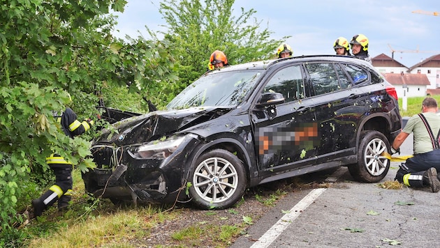Nach dem Unfall zog die Feuerwehr das Fahrzeug wieder auf die Straße.