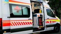 Der Verletzte wurde mit dem Rettungsauto ins Spital gebracht.