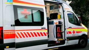 Der Verletzte wurde mit dem Rettungsauto ins Spital gebracht.