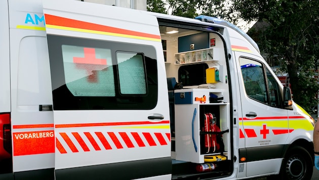 Der Verletzte wurde mit dem Rettungsauto ins Spital gebracht.