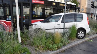 Im Bereich Gräßlplatz verlor ein Lenker die Kontrolle über seinen Wagen und krachte ...