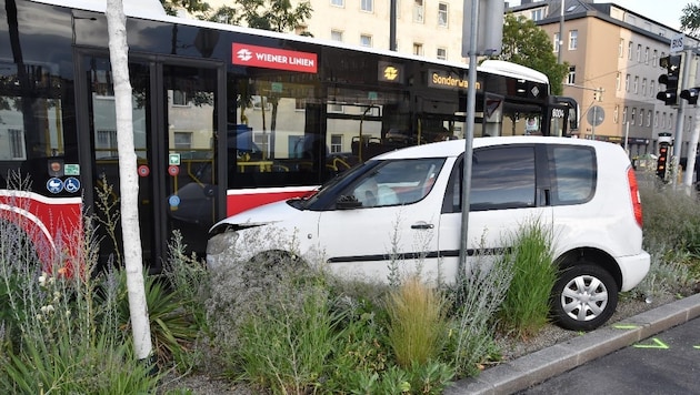 Im Bereich Gräßlplatz verlor ein Lenker die Kontrolle über seinen Wagen und krachte ...