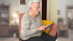 Erna kennt Smartphones, aber die ID Austria überfordert sie. Ihr Sohn bat nun den Finanzminister ...