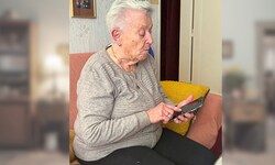 Erna kennt Smartphones, aber die ID Austria überfordert sie. Ihr Sohn bat nun den Finanzminister ...