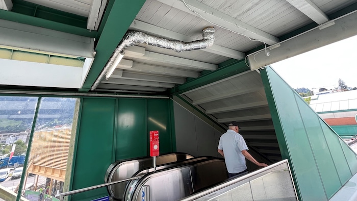 Nicht sehr vertrauenserweckend ist ein Rohr über der neuen Rolltreppe. Man weiß nicht, ob es ...