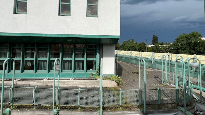 Das ehemalige Bahnhofsrestaurant hat seine Pforten schon vor Jahren geschlossen – das Unkraut ...