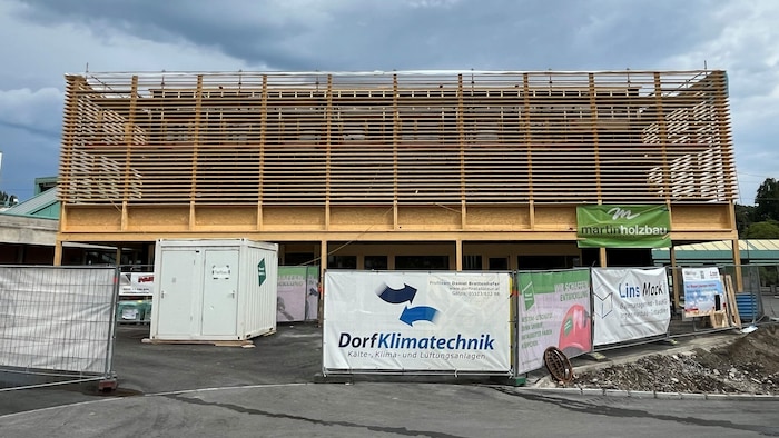 Der neue Holzkubus, der bis zum Neubau stehen wird, könnte noch vor Festspielbeginn fertig ...
