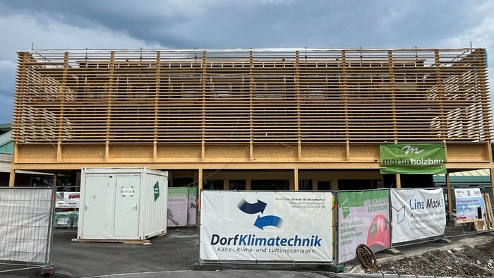 Der neue Holzkubus, der bis zum Neubau stehen wird, könnte noch vor Festspielbeginn fertig ...