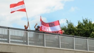 Die Aktivisten hielten Österreich-Fahnen und Transparente den Autolenkern auf der A1 bei ...