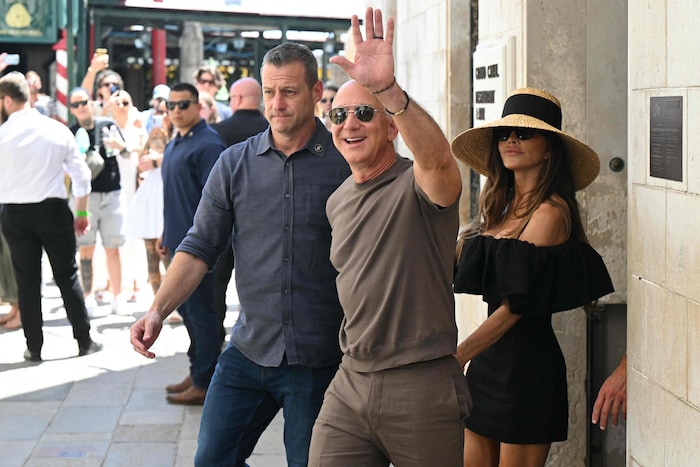 Nach ihrer mit Spannung erwarteten und starbesetzten Hochzeit in Venedig wurden Lauren Sánchez ...