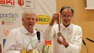 Der neue VSV-Präsident Peter Scrivener (r.) bekam von seinem Vorgänger Walter Hlebayna ...