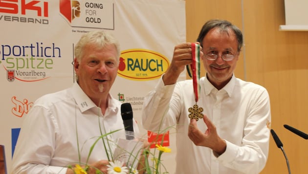 Der neue VSV-Präsident Peter Scrivener (r.) bekam von seinem Vorgänger Walter Hlebayna ...
