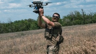 Ein ukrainischer Soldat während einer Drohnenübung in der Region Donezk
