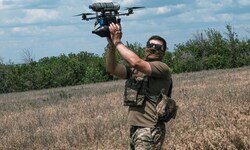 Ein ukrainischer Soldat während einer Drohnenübung in der Region Donezk