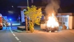 Das Auto der Niederländer stand in Vollbrand.