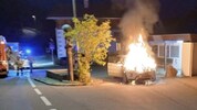 Das Auto der Niederländer stand in Vollbrand.