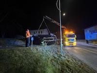 Der junge Raser baute am Ende einer wilden Fahrt in Kematen am Innbach einen Unfall, landete mit ...