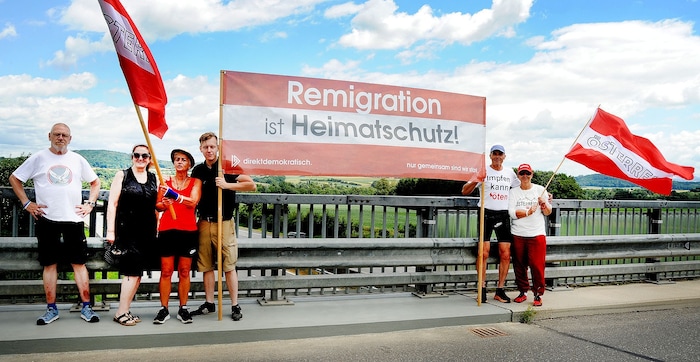 Die Demonstranten stellten Schilder auf einer die A1 überführenden Brücke bei Pöchlarn auf.