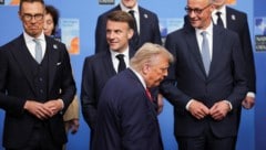 Ein Bild mit Symbolcharakter: Die Staatschefs schmunzeln, wenn Donald Trump an ihnen ...