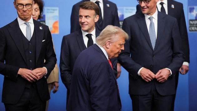 Ein Bild mit Symbolcharakter: Die Staatschefs schmunzeln, wenn Donald Trump an ihnen ...