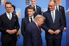Ein Bild mit Symbolcharakter: Die Staatschefs schmunzeln, wenn Donald Trump an ihnen ...