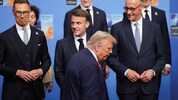 Ein Bild mit Symbolcharakter: Die Staatschefs schmunzeln, wenn Donald Trump an ihnen ...