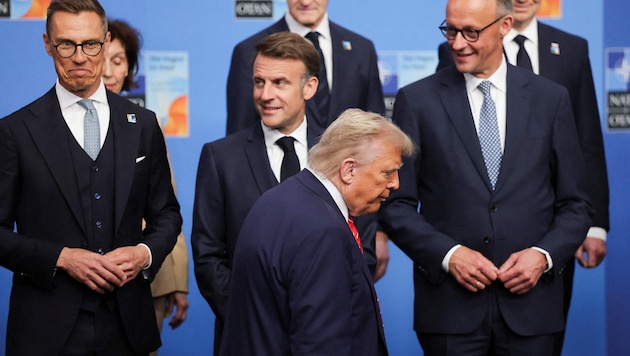 Ein Bild mit Symbolcharakter: Die Staatschefs schmunzeln, wenn Donald Trump an ihnen ...
