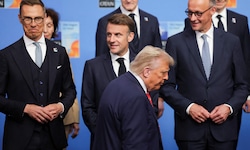 Ein Bild mit Symbolcharakter: Die Staatschefs schmunzeln, wenn Donald Trump an ihnen ...