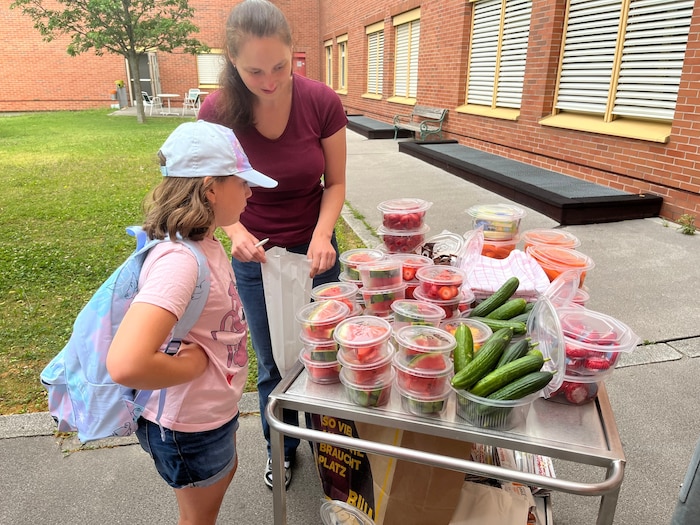 Die neunjährige Anna und Gesundheitspflegerin Tanja Eucher besprechen die Verpflegung bei ...
