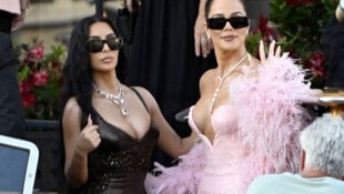 Sister Act in Venedig: Während Khloé Kardashian in einem rosafarbenen Pailletten-Traum mit ...