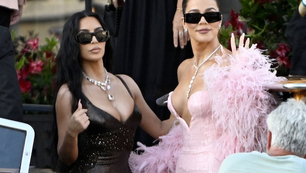 Sister Act in Venedig: Während Khloé Kardashian in einem rosafarbenen Pailletten-Traum mit ...