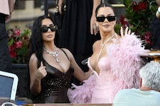 Sister Act in Venedig: Während Khloé Kardashian in einem rosafarbenen Pailletten-Traum mit ...