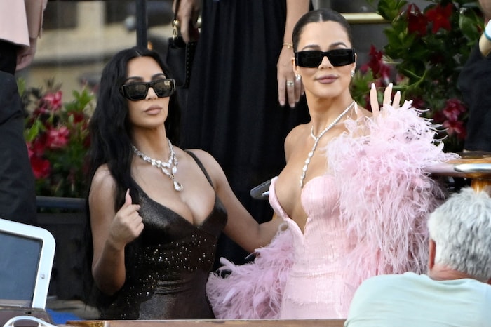 Khloé Kardashian mit ihrer Schwester Kim bei der Hochzeit von Jeff Bezos und Lauren Sánchez ...