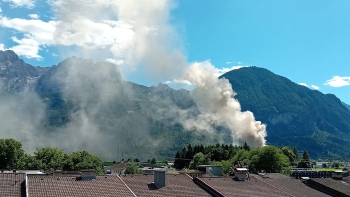 Dichter Rauch stieg auf.