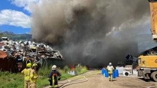 Aufgrund des Brandes kommt es zu einer massiven Rauchentwicklung.