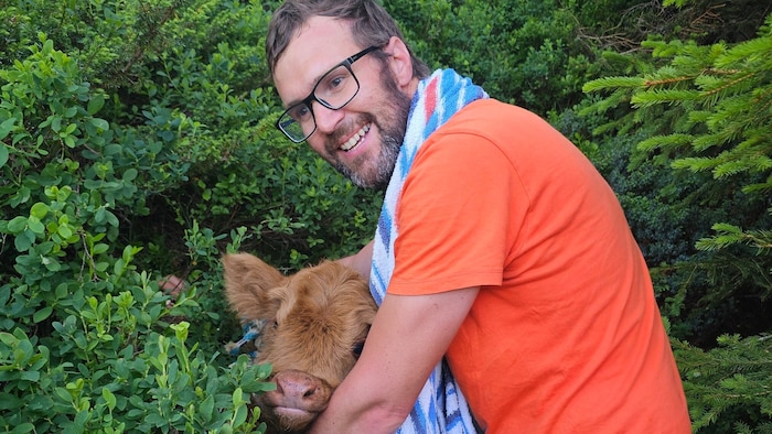Simon Jehle, dessen Esel das Jungtier verschreckte, hievte „Striezi“ zurück auf die Weide. 